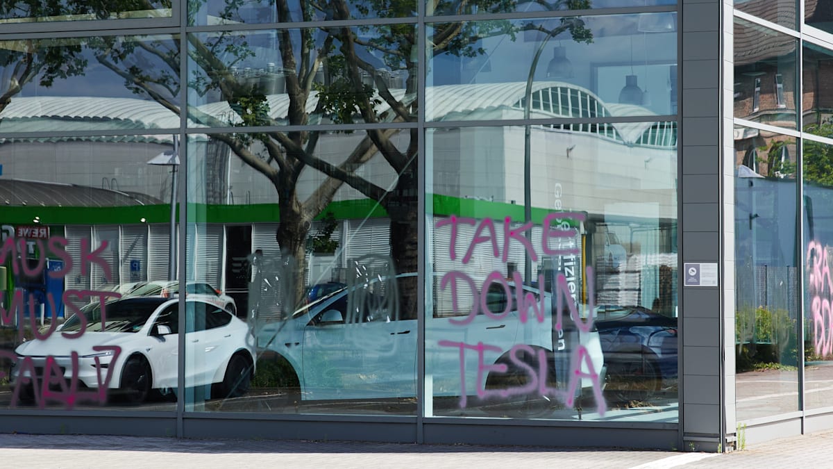 Berlin: Aktivisten beschmieren Tesla-Autohaus an Musks Geburtstag – „Musk must fall“