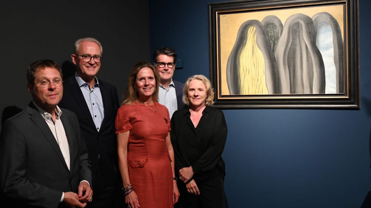 Alexander Klar, Bernd Kundrun, Elisabeth Lorenz-Meyer, Toby Kamps und Helga Huskamp (von links nach rechts) stehen neben dem Gemälde "Le Palais de Rideaux" von René Magritte: Die Kunsthalle hat das Bild für viel Geld erworben.