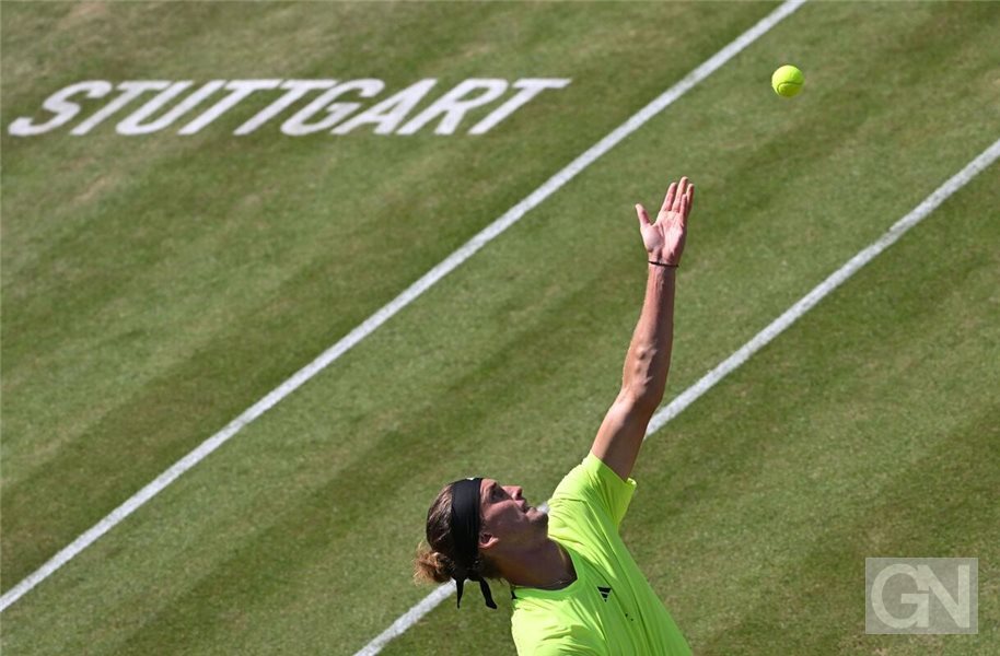 Alexander Zverev trennen bei seiner ersten Stuttgart-Teilnahme seit 2019 noch zwei Siege vom Titel. Foto: Marijan Murat/dpa