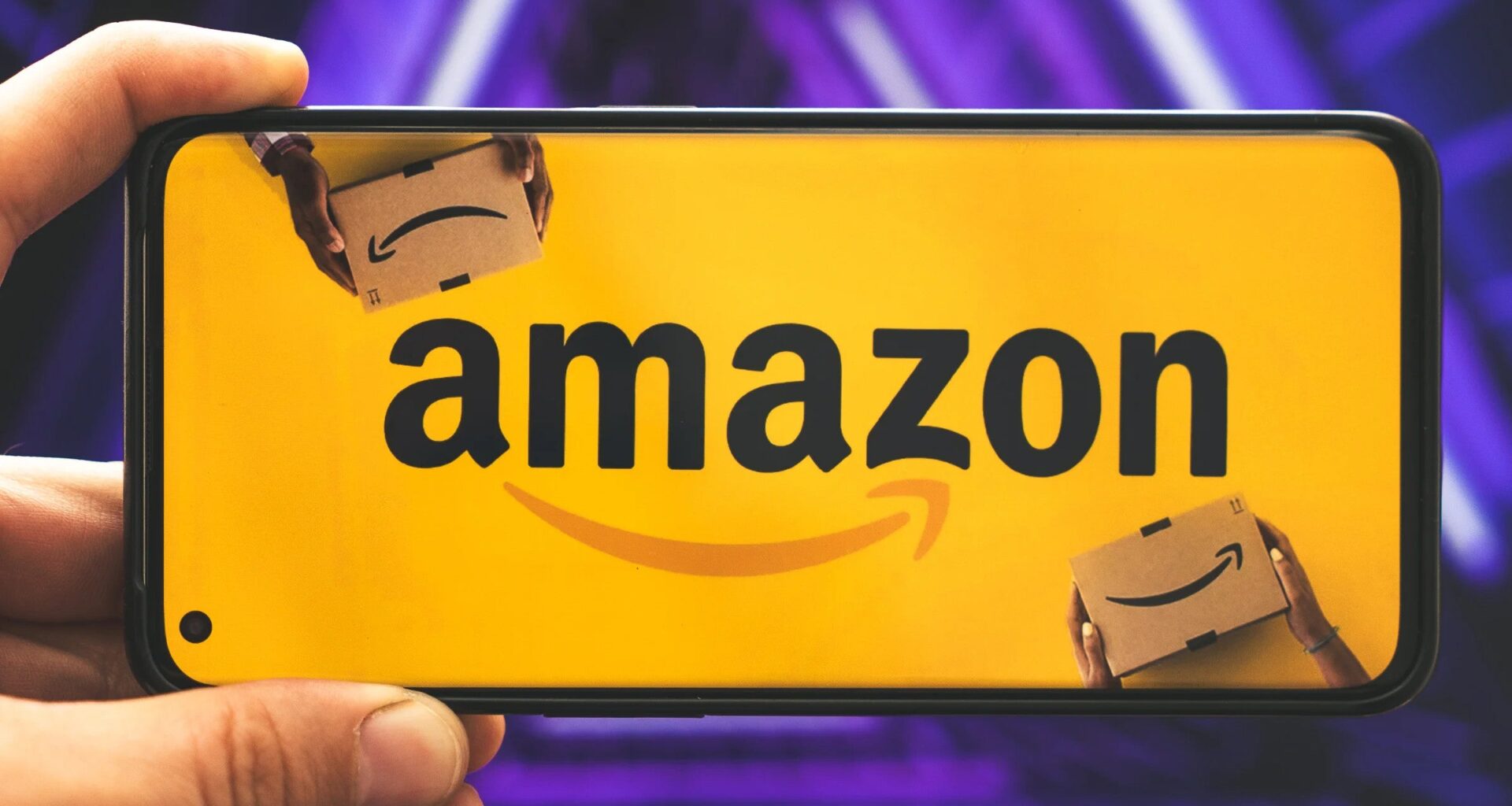 Amazon Logo auf dem Display eines Smartphones