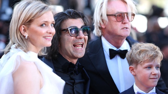Eine Frau, zwei ältere Männer und ein Junge bei einer Filmpremiere (Das Team von "Amrum" mit Fatih Akin und Laura Tonke © Sameer Al-Doumy/AFP/dpa +++ dpa-Bildfunk Foto: Sameer Al-Doumy