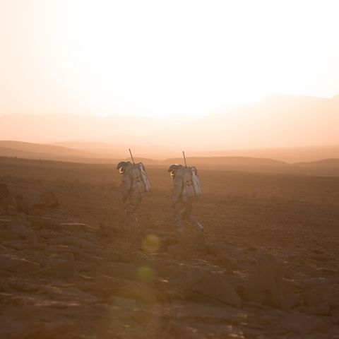 Mars: Zwei Astronauten laufen durch die Ebene