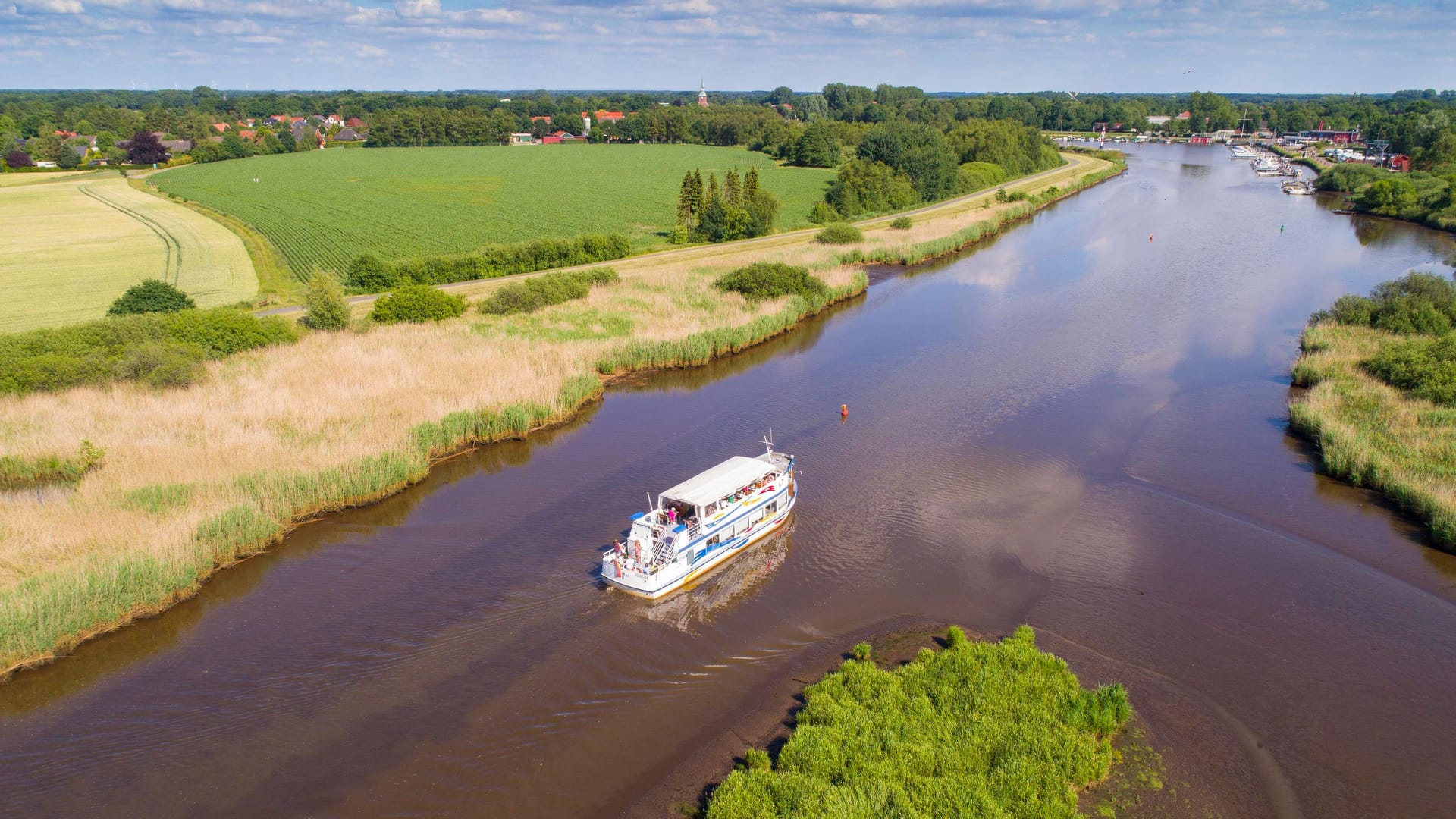 Ausflugsschiff auf dem Fluss Leda bei Barßel (Archivfoto): Das Oldenburger Münsterland gilt (noch) als Geheimtipp für Urlauber.
