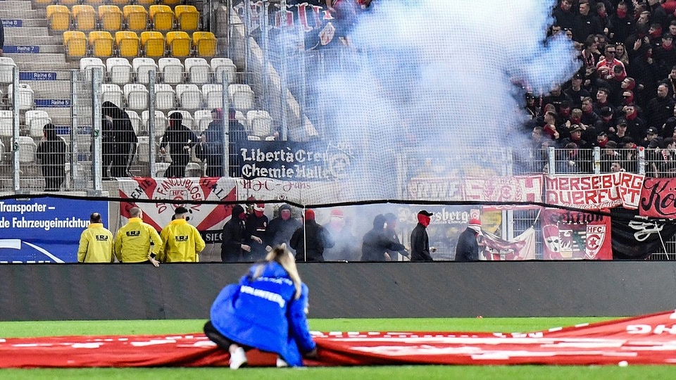 Regionalliga: Strafe für Ausschreitungen in Jena – HFC akzeptiert Verbandsurteil