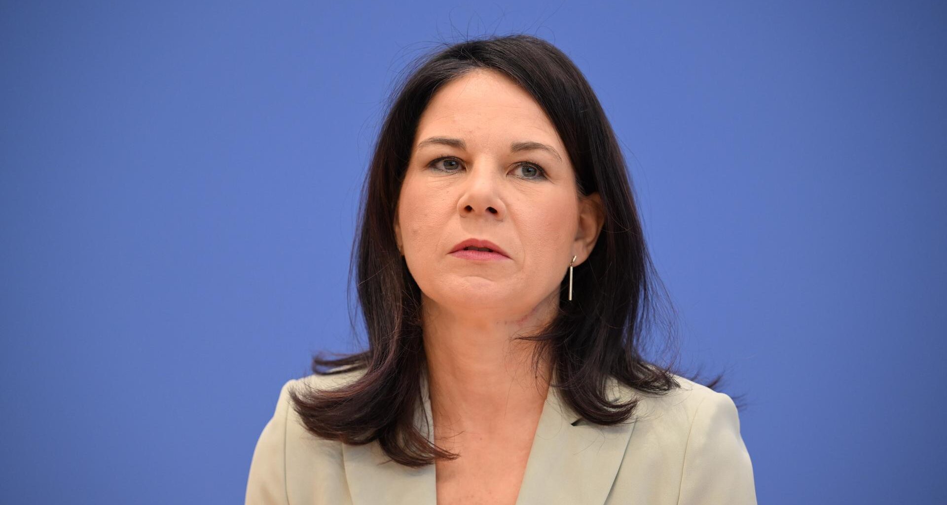 Annalena Baerbock (Bündnis 90/Die Grünen), Außenministerin, spricht im Haus der Bundespressekonferenz auf einer Pressekonferenz.