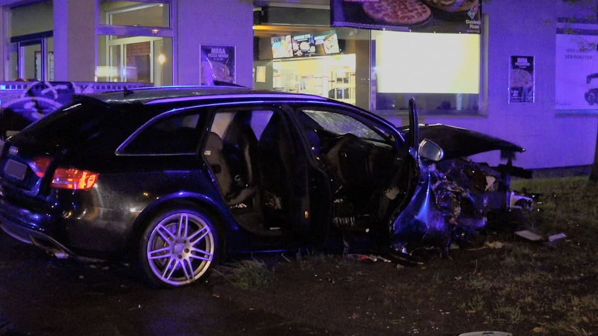 Polizei Hamburg: Pkw stürzt von Brücke über A7