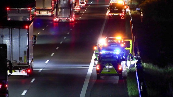 Beschädigter Pkw wird auf einem Standstreifen auf der A1 auf einen Abschleppwagen gezogen. © JOTO Foto: Tobias Johanning