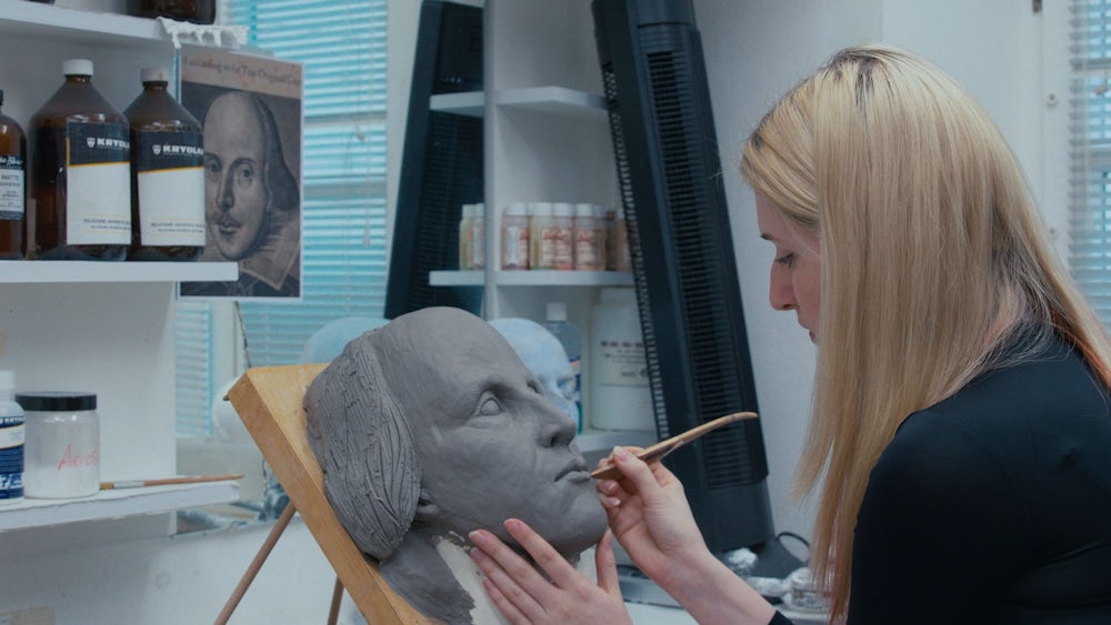 In einem der vielen Filme sieht man beispielsweise Maskenbildnerin Laura Kaiser beim Modelieren der Shakespeare-Maske.