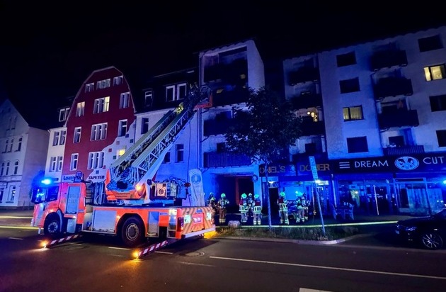 FW Hannover: Küchenbrand: Feuerwehr rettet Person aus brennender Wohnung