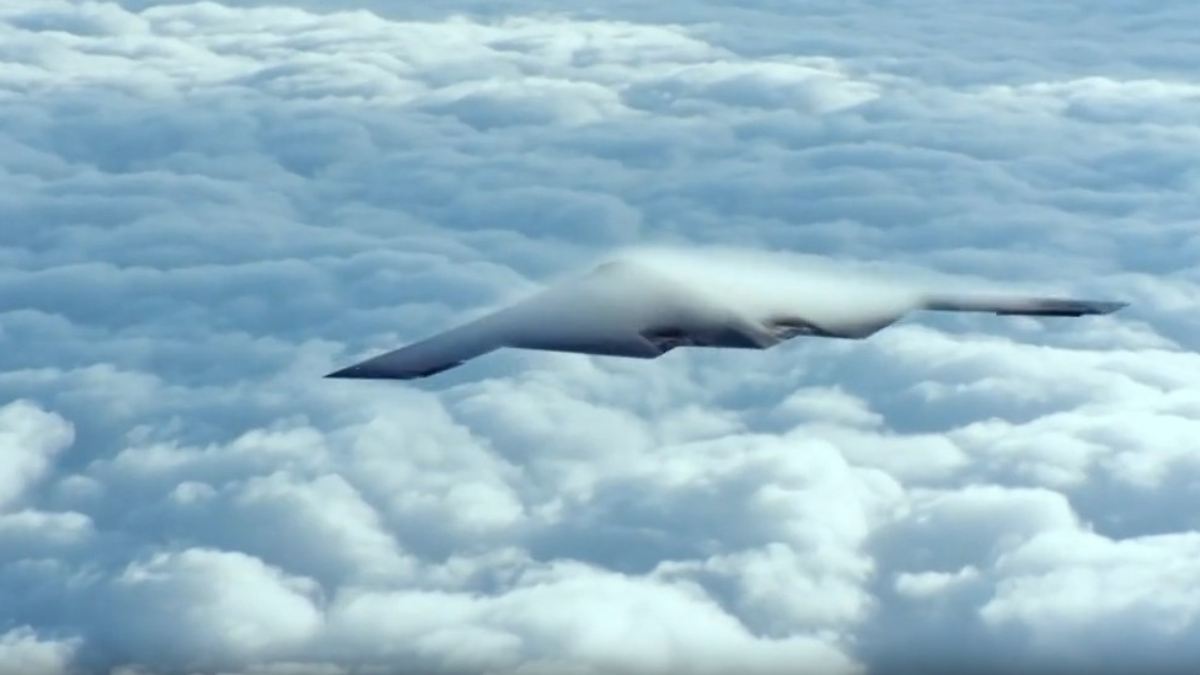 Mit Radar und Auge kaum zu sehen: Wie der B2-Bomber der USA am Himmel verschwindet