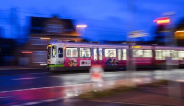 Bei Hannover - Straßenbahn prallt mit Lastwagen zusammen - fünf Verletzte - Wirtschaft