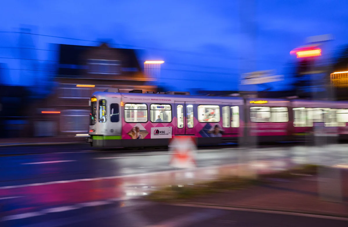 Bei Hannover - Straßenbahn prallt mit Lastwagen zusammen - fünf Verletzte - Wirtschaft
