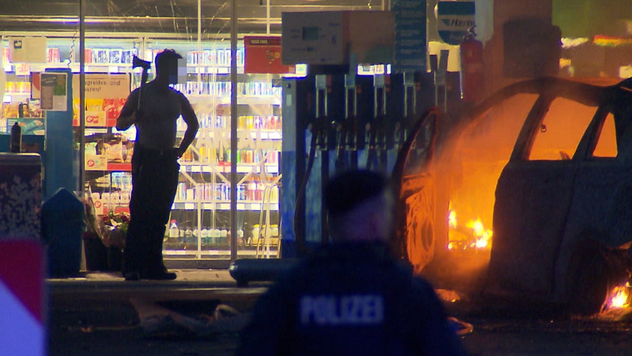 SEK stoppt Axt-Mann in Hannover! Er verschanzte sich in Tankstelle | Regional