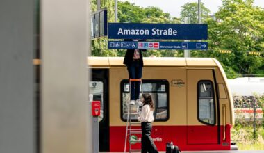 Berlin: Warschauer Straße in „Amazon Straße“ umbenannt