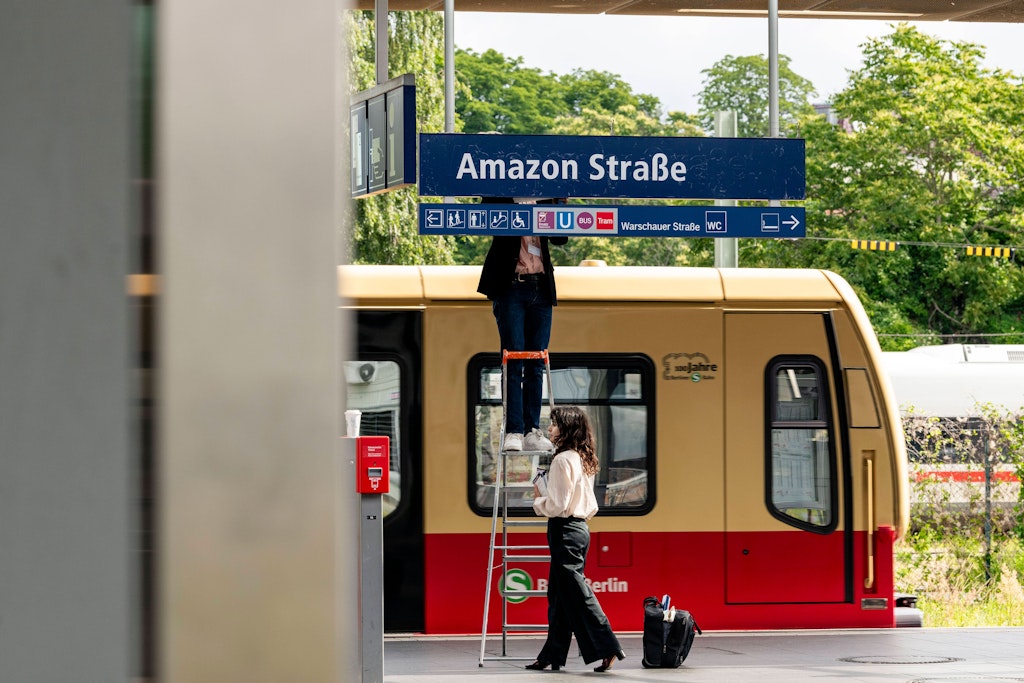 Berlin: Warschauer Straße in „Amazon Straße“ umbenannt