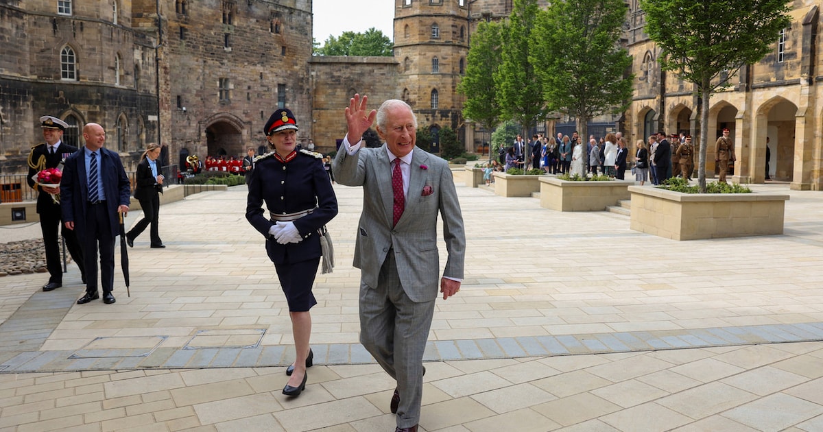 Tausende empfangen König Charles bei Besuch von Lancaster Castle
