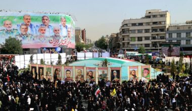 Der wichtigste Iraner fehlt: Massenbegräbnis von Militärs und Atomforschern in Teheran