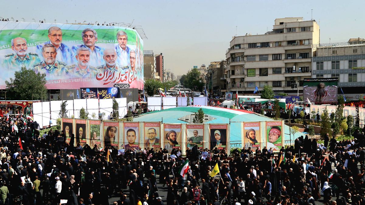 Der wichtigste Iraner fehlt: Massenbegräbnis von Militärs und Atomforschern in Teheran