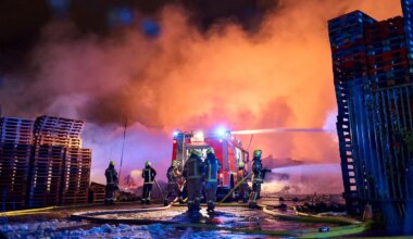 Notfall - Großeinsatz der Feuerwehr: Lagerhalle in Berlin brennt - Panorama