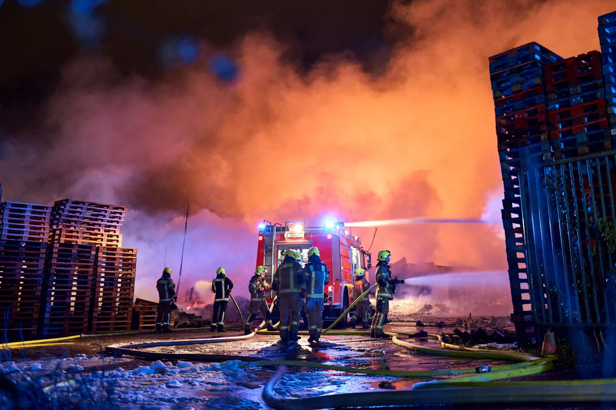 Notfall - Großeinsatz der Feuerwehr: Lagerhalle in Berlin brennt - Panorama