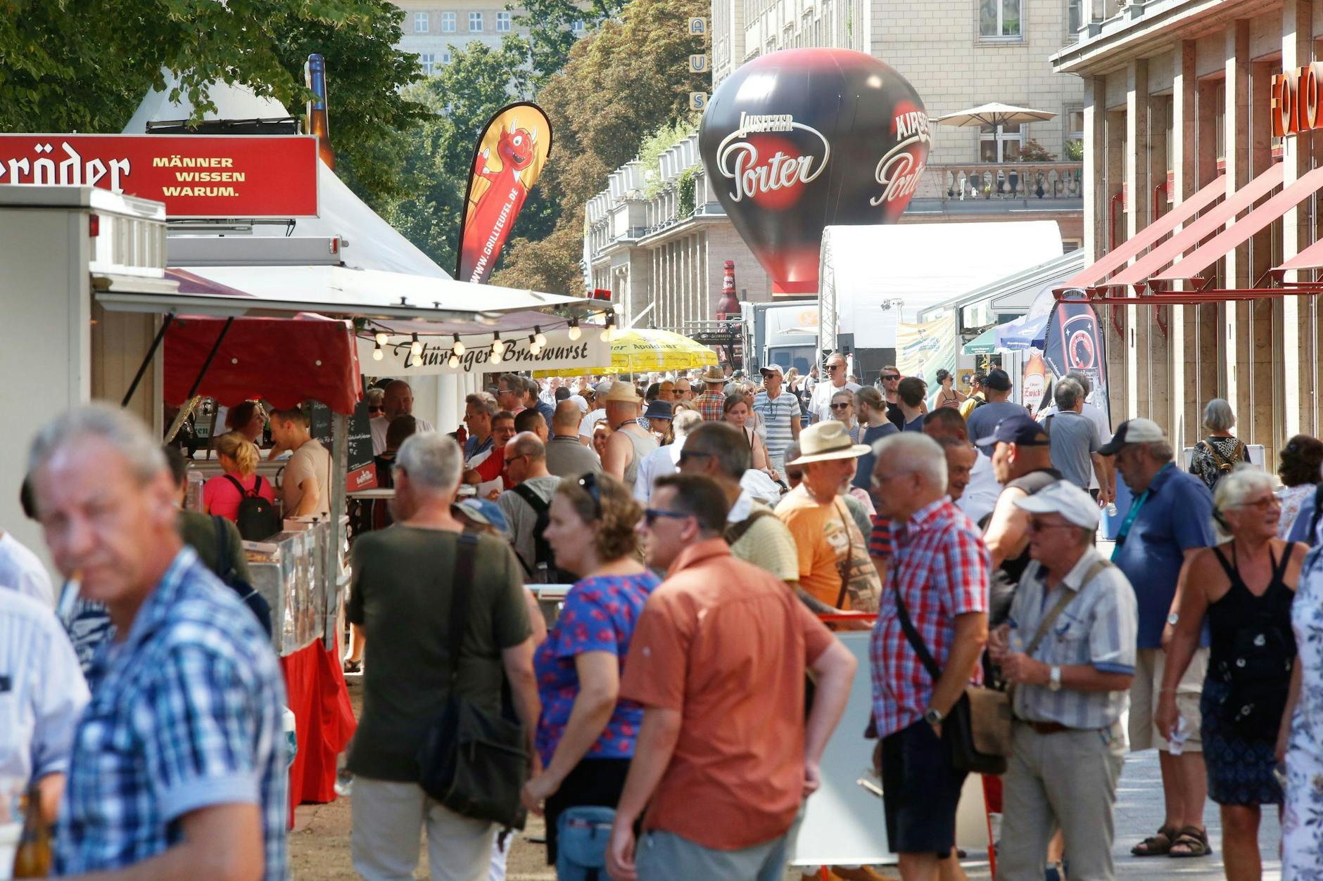 Das Internationale Berliner Bierfestival, auch bekannt als „Biermeile“, fand von 1997 bis 2019 alljährlich auf der Karl-Marx-Allee in Berlin-Friedrichshain statt. Es erstreckte sich über 2,2 Kilometer zwischen dem Strausberger Platz und dem Frankfurter Tor.