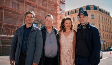 (v.l.): Peter Schneider (Michael Lehmann), Peter Kurth (Henry Koitzsch), Cordelia Wege (Karin Sommer) und Regisseur Thomas Stuber beim Dreh vom neuen Polizeiruf ,,Der Schlüsselmacher (AT)" auf dem Hallmarkt in Halle (Saale).
