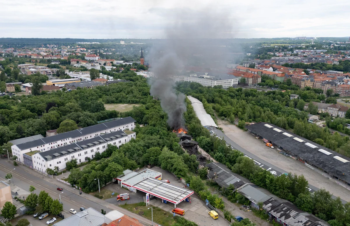 Brände - Brand in leerem Gebäude in Dresden - Warnung aufgehoben - Panorama