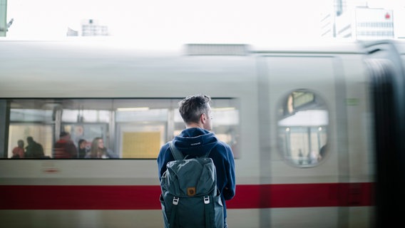 Im Hauptbahnhof Hannover blickt ein Mann auf einen einfahrenden ICE. © NDR Foto: Julius Matuschik