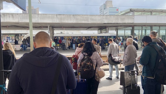 Zahlreiche Menschen stehen im Hauptbahnhof Hannover an den Gleisen. © NDR Foto: Thorsten Hapke