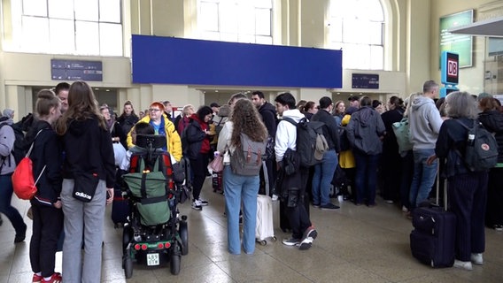 Zahlreiche Menschen stehen im Hauptbahnhof Hannover vor einem leeren Anzeigenschild. © TeleNewsNetwork 