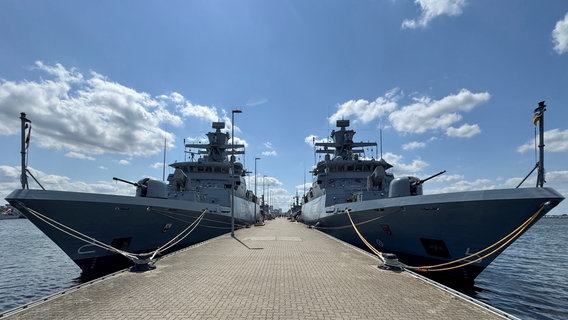 Die Korvetten "Magdeburg" und "Braunschweig" liegen am Kai des Marinestützpunktes Hohe Düne in Warnemünde startklar zum Großmanöver BALTOPS in der Ostsee. © dpa Bildfunk Foto: Stefan Sauer