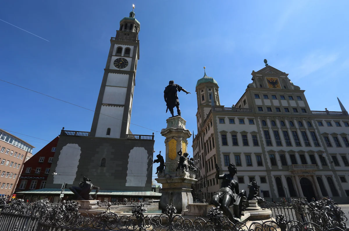 Sanierungsarbeiten - Historische Zwiebel des Augsburger Perlachturms hebt bald ab - Bayern