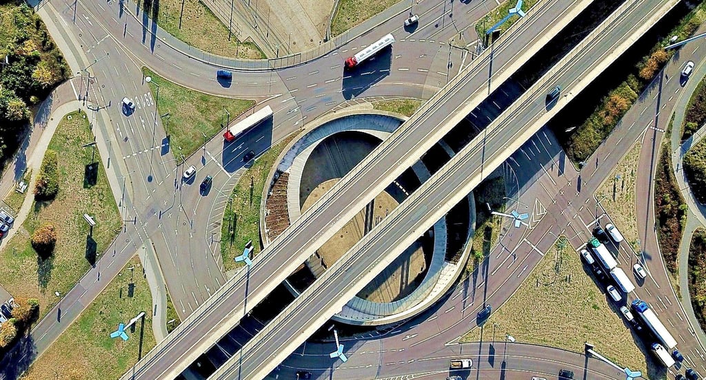 Dieses Bild ist bald Vergangenheit. Nach 60 Jahren sollen die Brücken über das Rondell auf dem Riebeckplatz abgerissen werden.