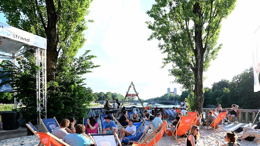 Sommersonne am Kulturstrand und später ein Konzert - so lässt sich der Abend vor der Eröffnung aushalten.