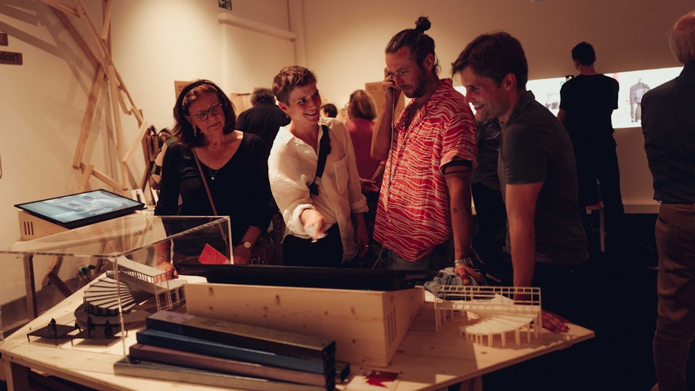 Das Bühnenbildmodell ist in der Ausstellung im Theatermuseum zu sehen. Im Video dazu erfährt man, welche Idee dahinter steht und wie es gebaut wurde.