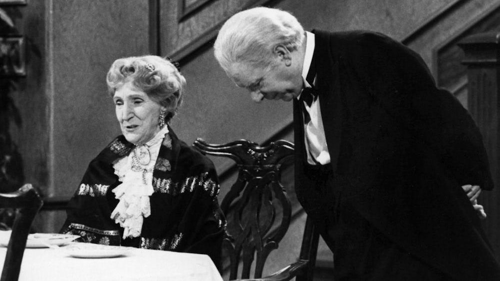 Unvergessen: May Warden und Freddie Frinton im Original von „Dinner for One“. Auf dem Filmfest München wird der neue Spielfilm „Miss Sophie – Same procedure as every year“ gezeigt, eine Art Prequel zu dem Schwarz-Weiß-Klassiker.
