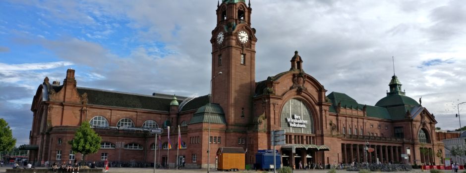 Wiesbadener schlägt auf Bahnhofsvorplatz auf Kontrahenten ein