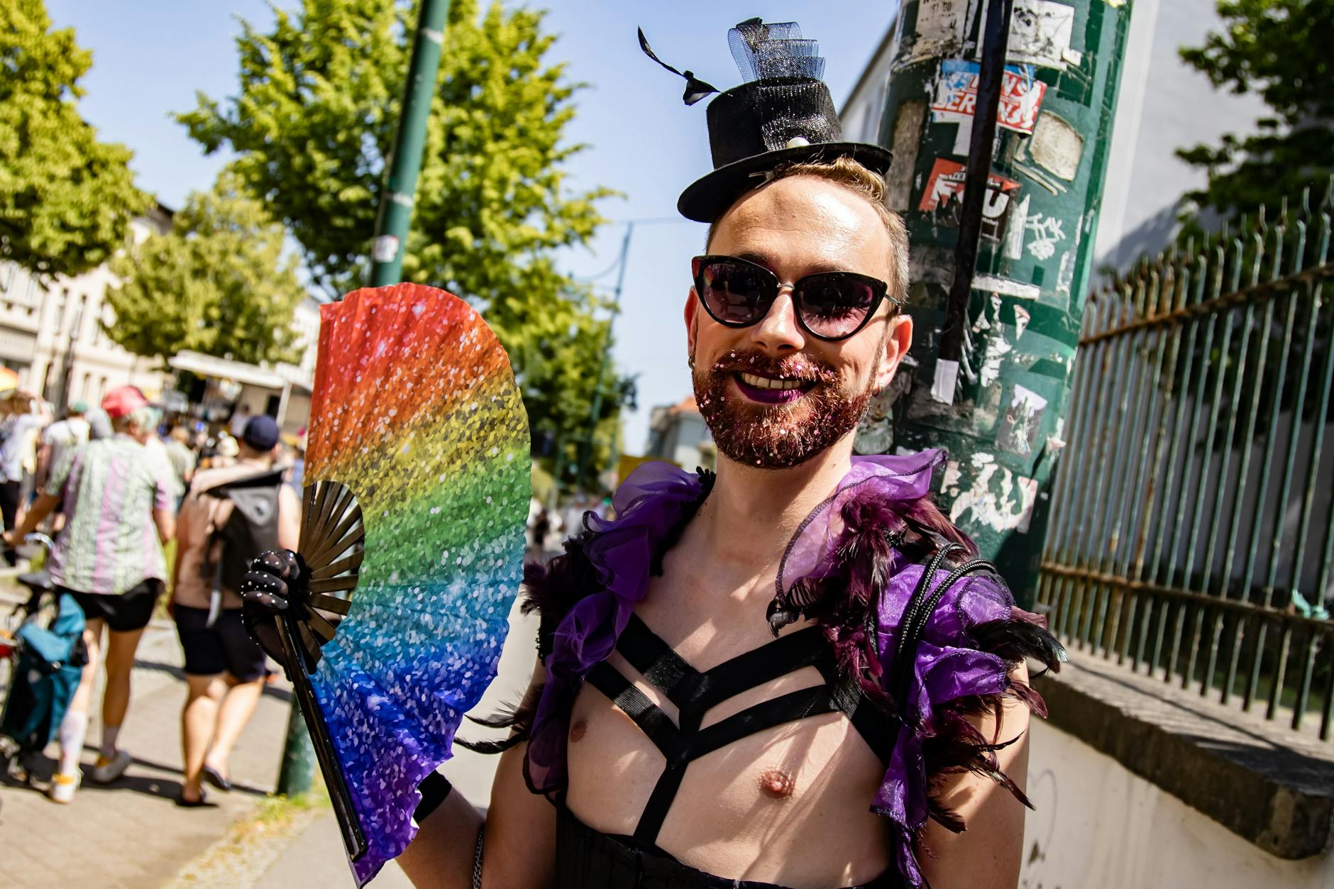 Eric Fattler ist queer und in Eberswalde aufgewachsen. In seiner Jugend ist er Opfer von rechter und homophober Gewalt geworden.