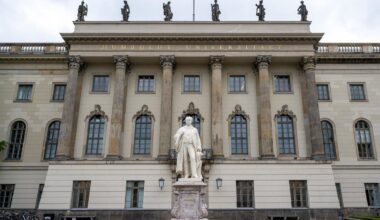 Das Hauptgebäude der Humboldt-Universität an der Straße Unter den Linden in Berlin