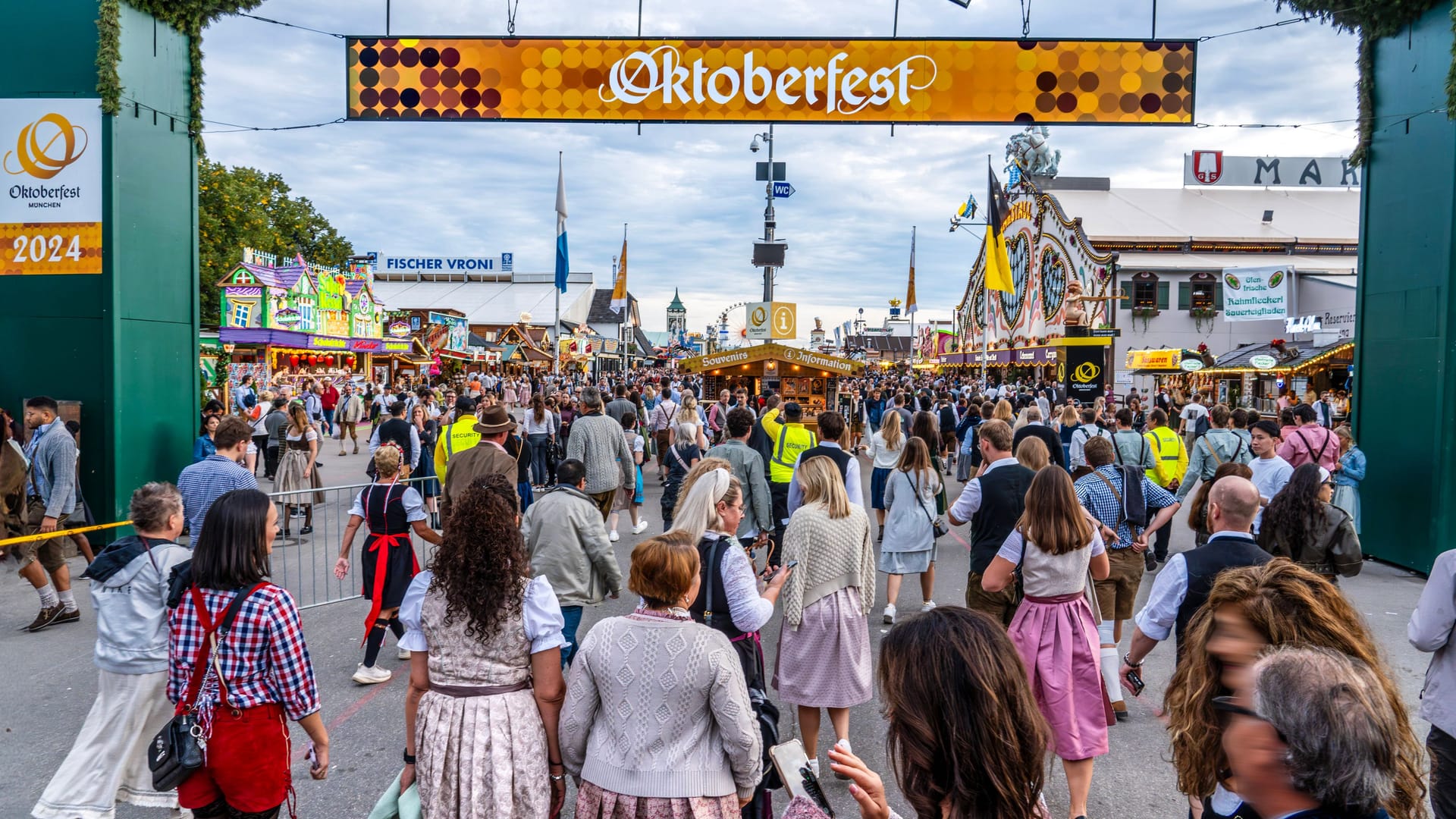 Besucher strömen auf die Theresienwiese (Archivbild): Im vergangenen Jahr zählte das Oktoberfest mehr als sieben Millionen Gäste.