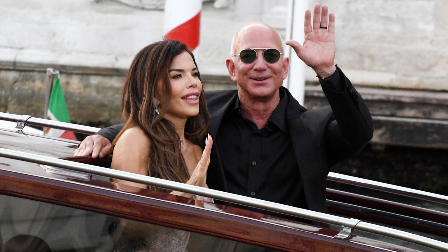 Bezos-Hochzeit: Jeff und Lauren winken und lächeln die Proteste einfach weg