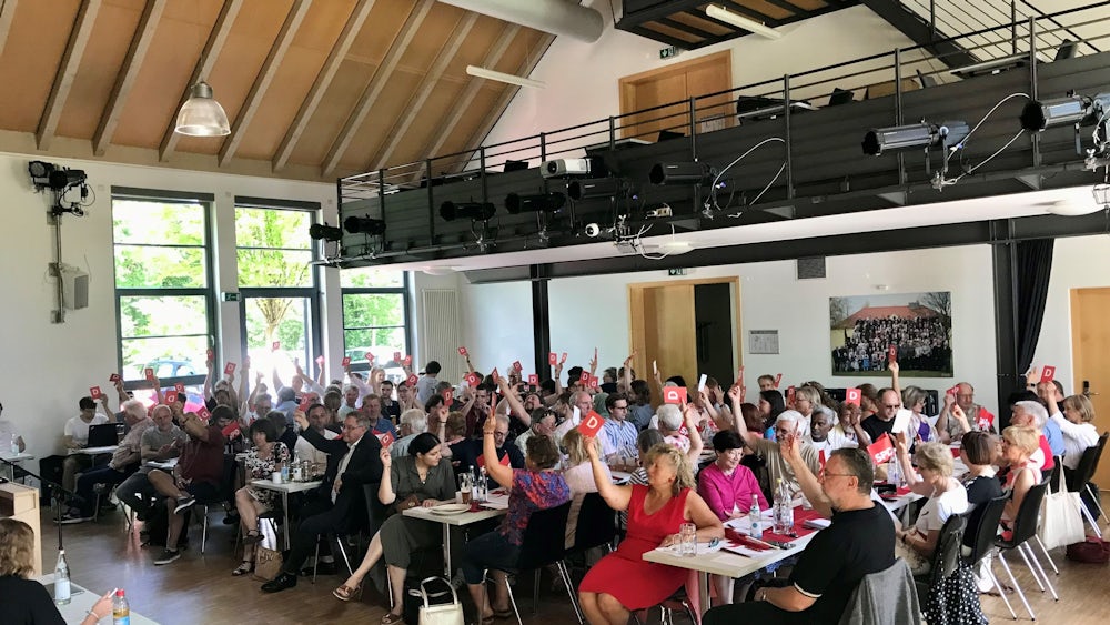 Volles Haus: 80 Delegierte und zahlreiche weitere SPD-Mitglieder haben den Parteitag in der voll besetzten Hainhalle in Ismaning verfolgt.