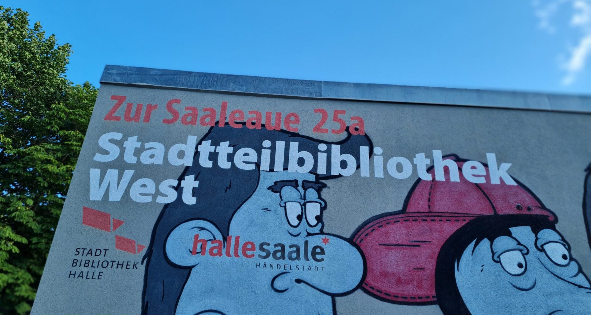 Kinder stellen Kunstbücher in der Stadtteilbibliothek West aus