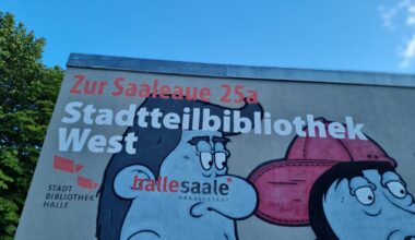 Kinder stellen Kunstbücher in der Stadtteilbibliothek West aus