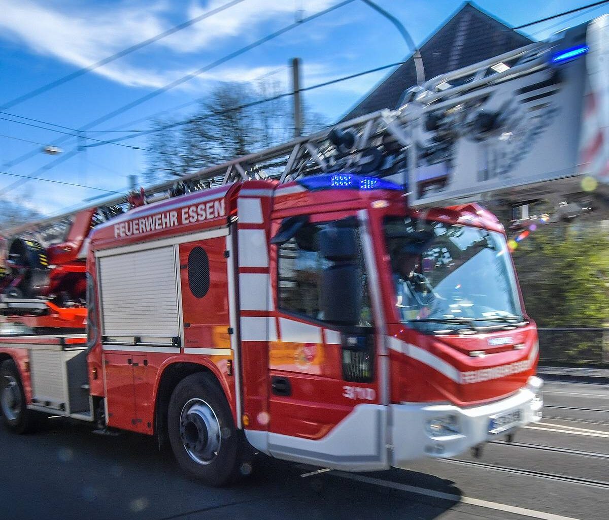 Brandgeruch zieht nach Essen: Lagerhalle brennt