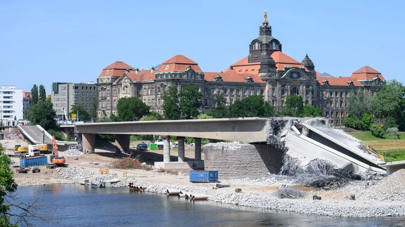 Blick auf den Abbruch der Brückenteile A und B der Carolabrücke, im Hintergrund ist die Staatskanzlei zu sehen.