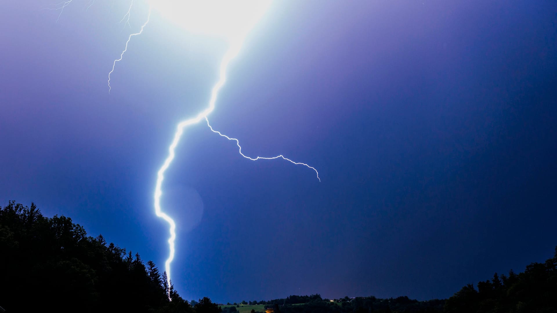 Blitz am Himmel (Symbolfoto): Am Wochenende soll es in der Städteregion Aachen zu Gewittern kommen.