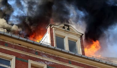 Feuer greift auf Nachbarhäuser über