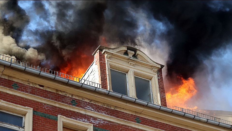 Feuer greift auf Nachbarhäuser über
