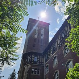Der Turm des Gebäudes auf dem Brauhausberg in Potsdam im Gegenlicht.